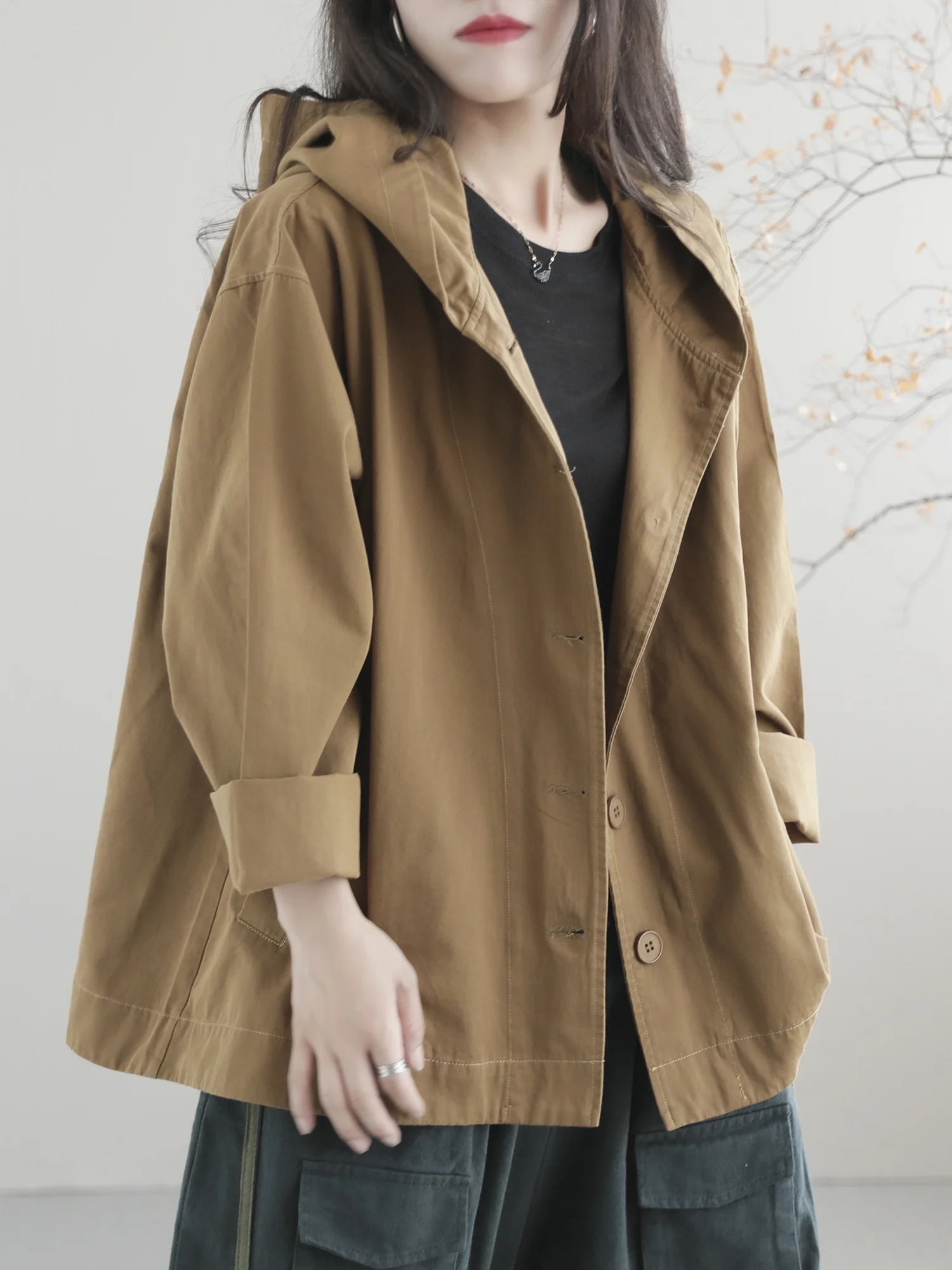 

Новая однотонная куртка с капюшоном для ранней осени, женская, большого размера, свободного кроя, в стиле ретро, из хлопка, с пэчворком, с длинными рукавами, на пуговицах