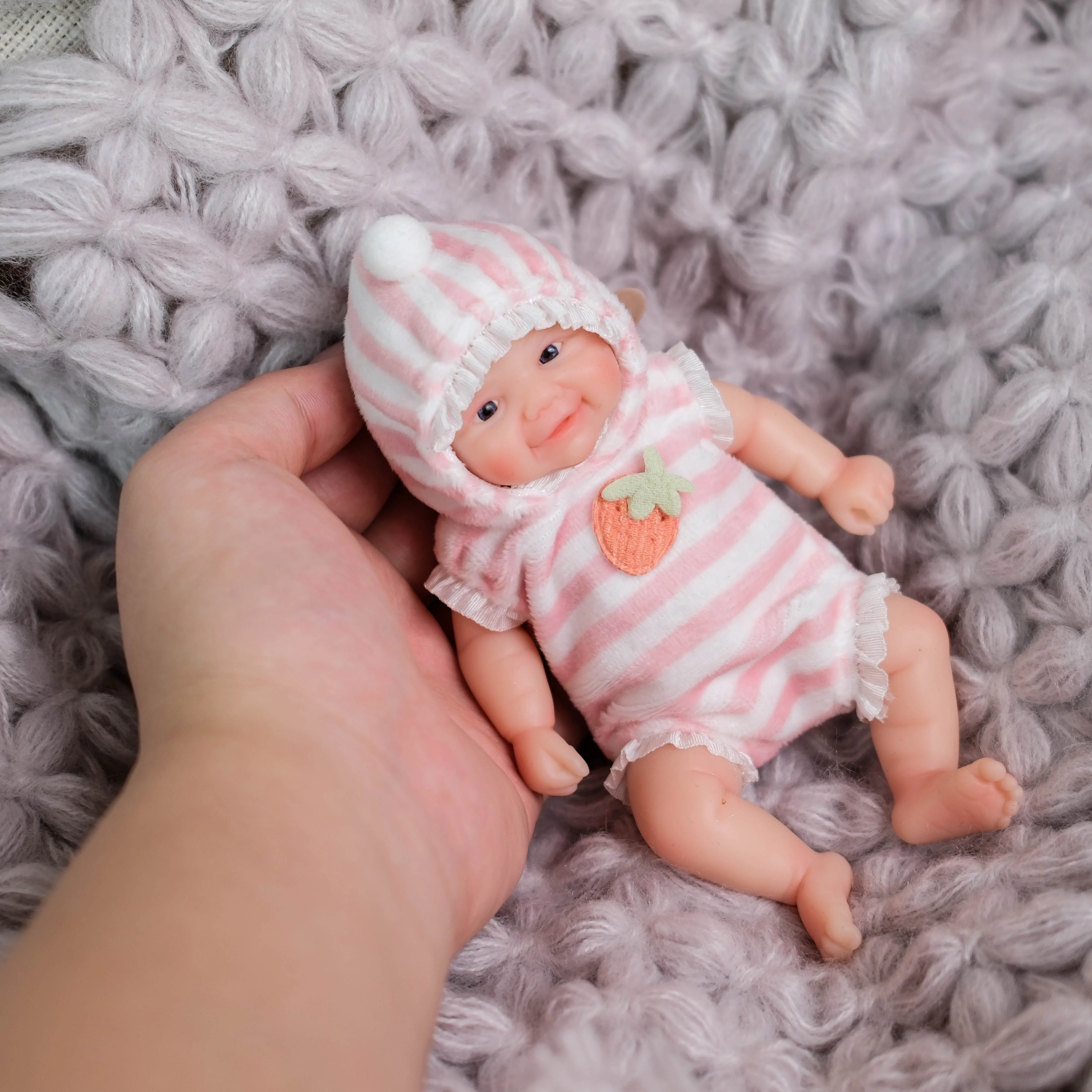 

NPK 6''High Quantity Mini Full Solid Platinum Silicone Smile Face Super Soft Flexible Elastic Palm Handy Baby Collectilbe Dolls