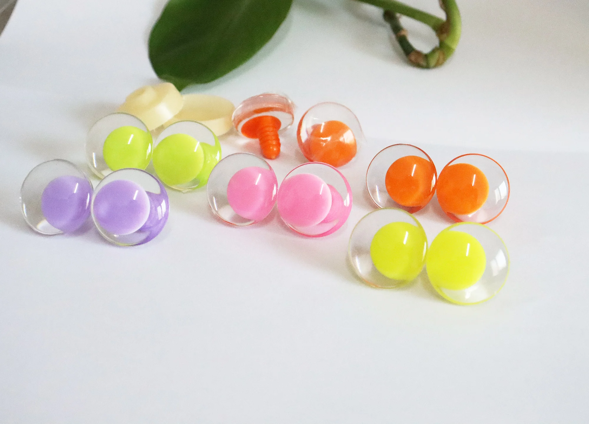 10 Farben gemischte, klare, bunte Sicherheitsaugen, 25mm 30mm, 3D komische runde Glitzer-Spielzeugaugen mit harter Unterlegscheibe und Glitzer – Detail 6