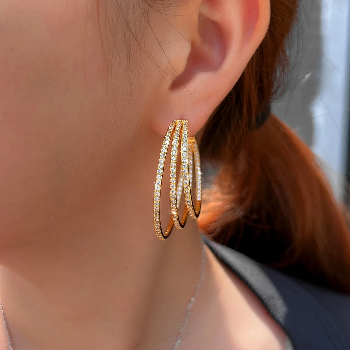 CWWZircons 3 Kreise Bling Zirkon Pavé Luxus Gelbgoldfarbene Große Runde Geometrische Dreifach-Creolen für Damen Großhandel E0302 – Detail 6