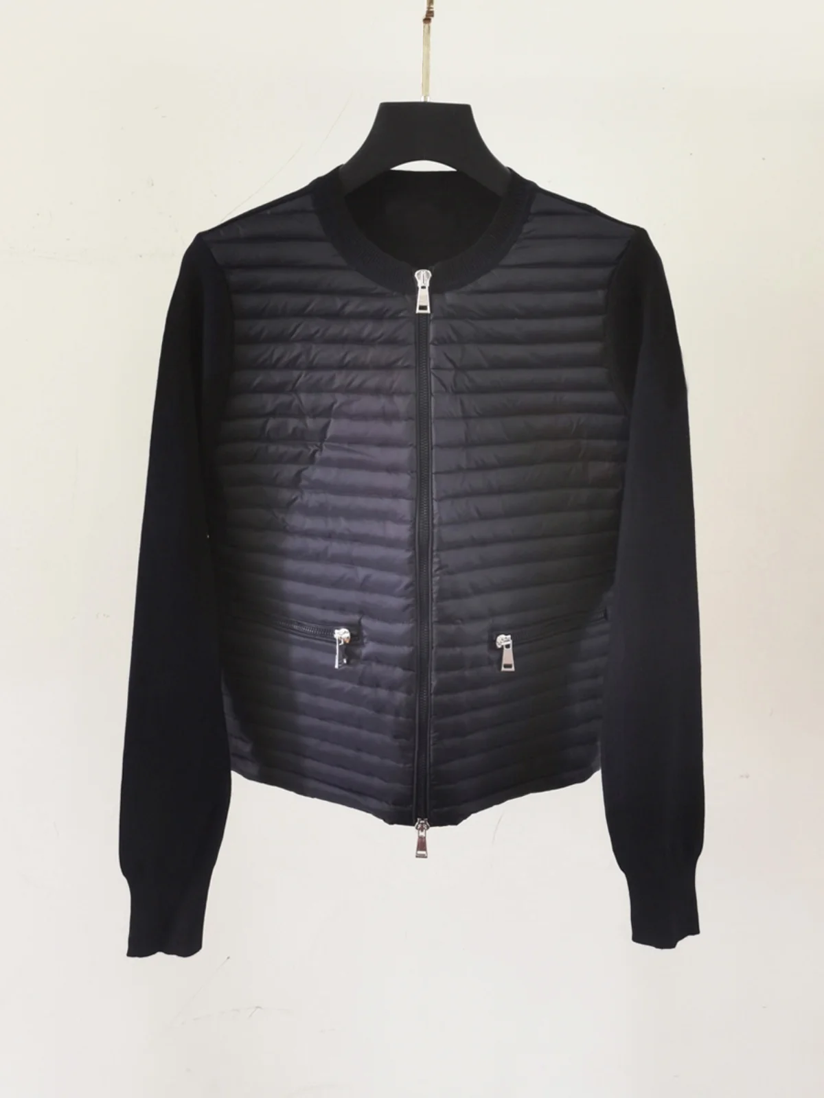 

Легкая женская укороченная куртка Slim Fit с круглым вырезом, вязаными вставками и наполнителем из белого гусиного пуха, теплая и модная.