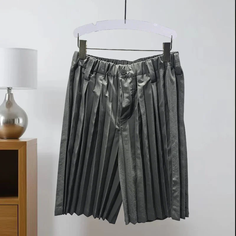 

Новинка 2025, стильные плиссированные шорты Miyake, мужские уникальные однотонные повседневные брюки со складками ручной работы, шорты, универсальные повседневные брюки