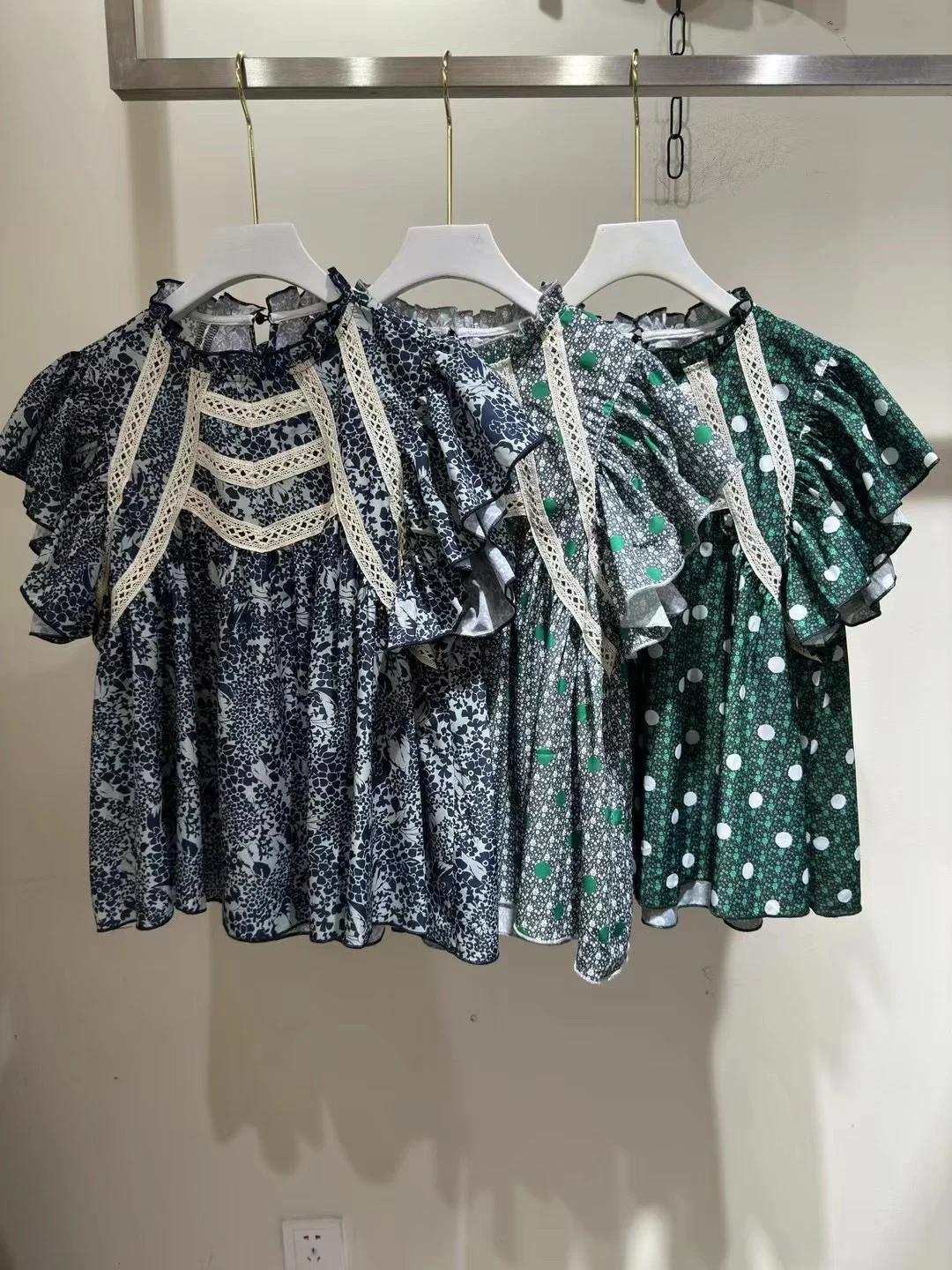 

2023 New Summer Floral Print Cotton Blouse Short Sleeve Gathered Ruffle Hem Shirt Collar Patchwork Fly Sleeve Commute Style W...