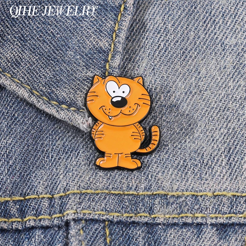 Cartoon Komödie Animation Gelbe Katze Brosche Emaille Pins Nette Lächeln Katze Mit Herz Augen Broschen Revers Abzeichen Mode Schmuck Geschenke