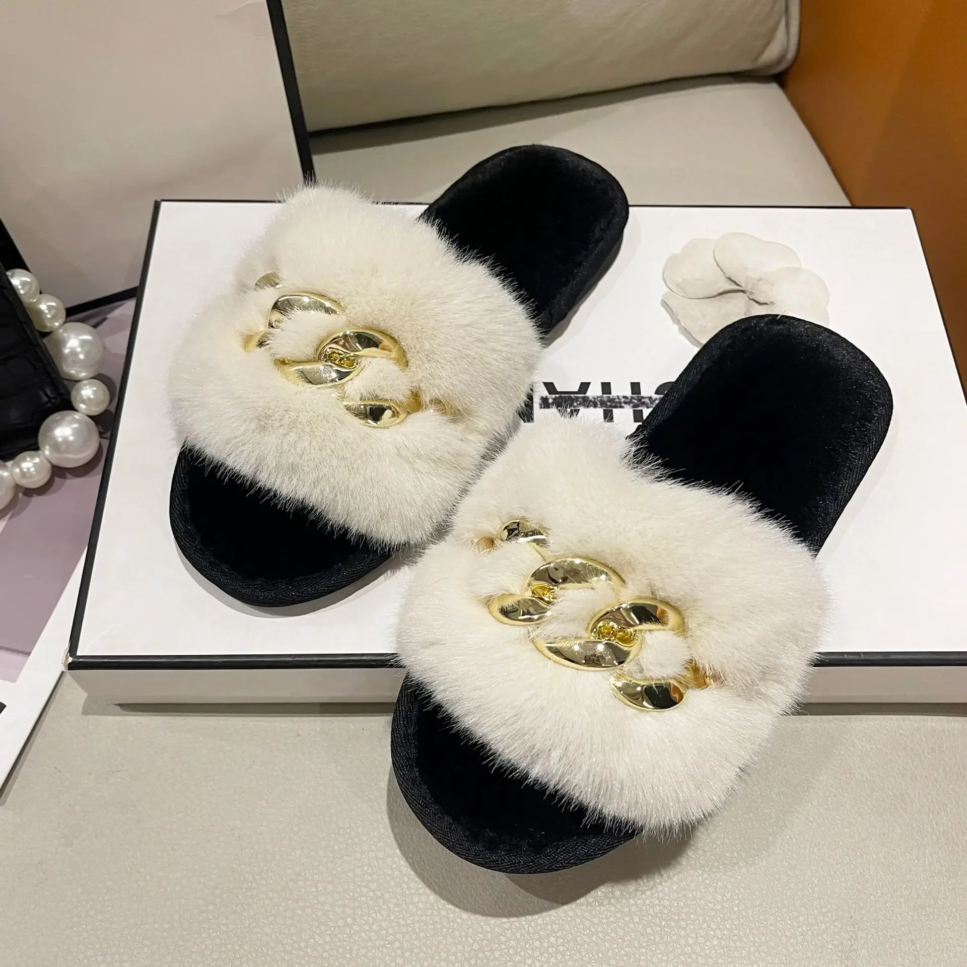2025 New Autumn and Winter Metal Chain Hairy Slippers for Women Fashionable and Warm, Big Fur Flat Heel Straight Slippers