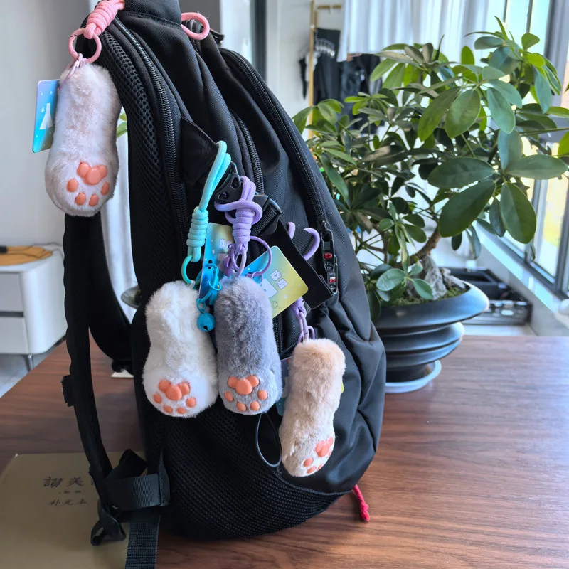 Uroczy Miękki Pluszowy Brelok do Kluczy z Kocimi Łapkami Realistyczna Pluszowa Łapka Kota Wypchana Kawaii Dekoracja do Plecaka Prezent dla Pary