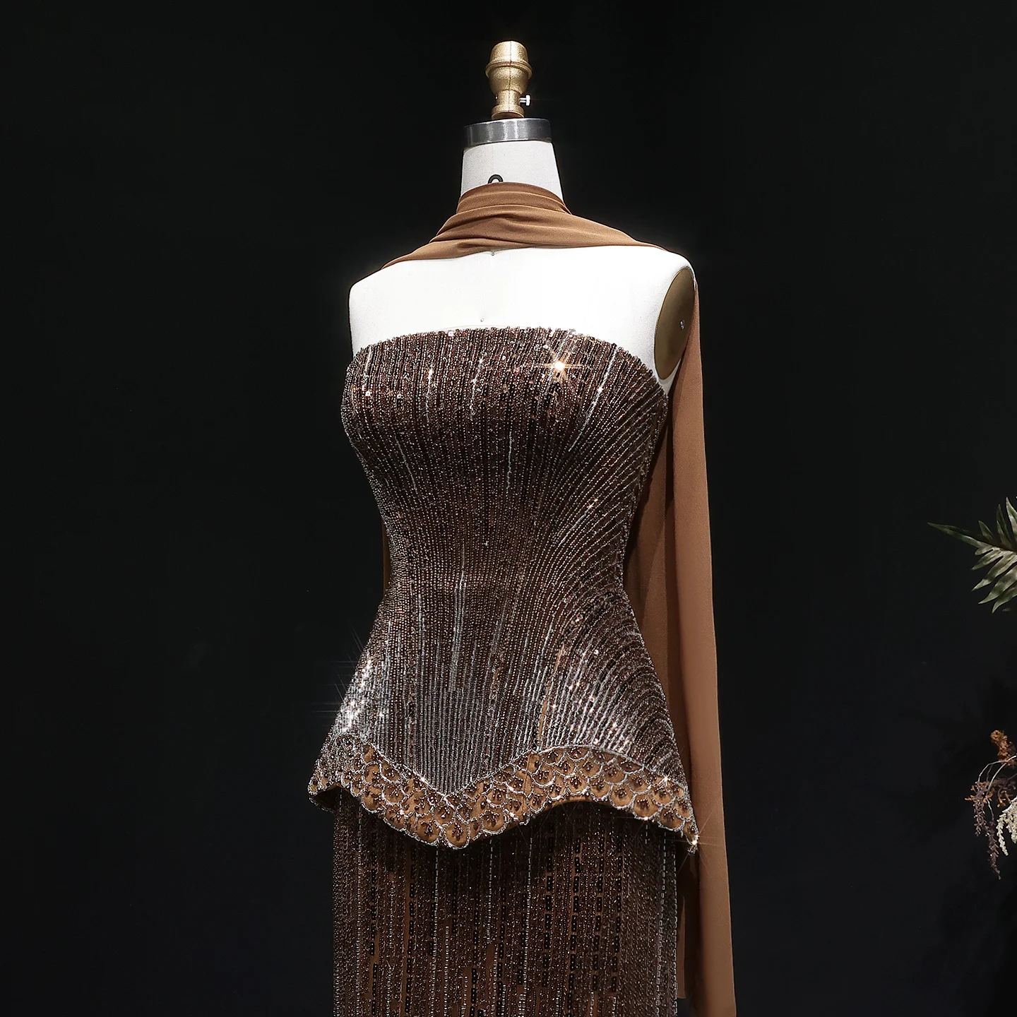Sharon Said Luxuriöses Dubai-Orangefarbenes Abendkleid mit schweren Pailletten und Perlenstickerei 2026, trägerloses Kleid mit Schal, arabisches Party-Ballkleid SS560, maßgeschneidert – Detail 26
