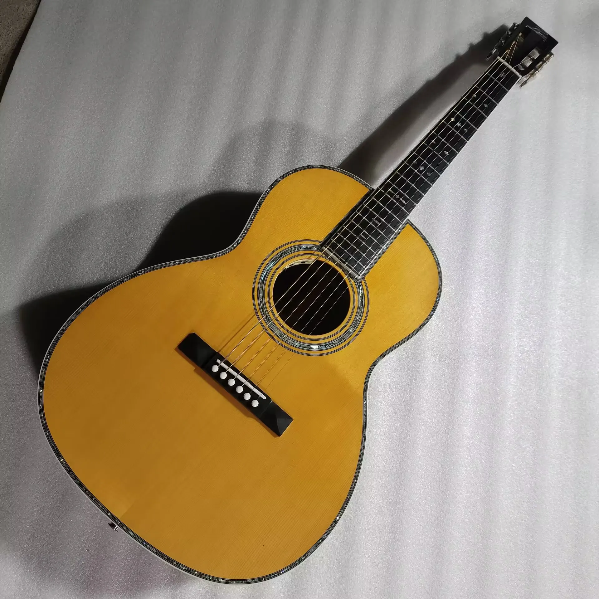 

OOO 12 frets body guitar with a 48mm wide neck vintage look guitar only available now in USA