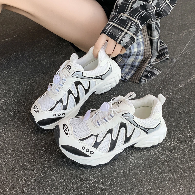 أحذية رياضية عصرية مريحة ومسامية للصيف جديدة عالية الجودة للزوجين خفيفة الوزن على طراز الزوجين
