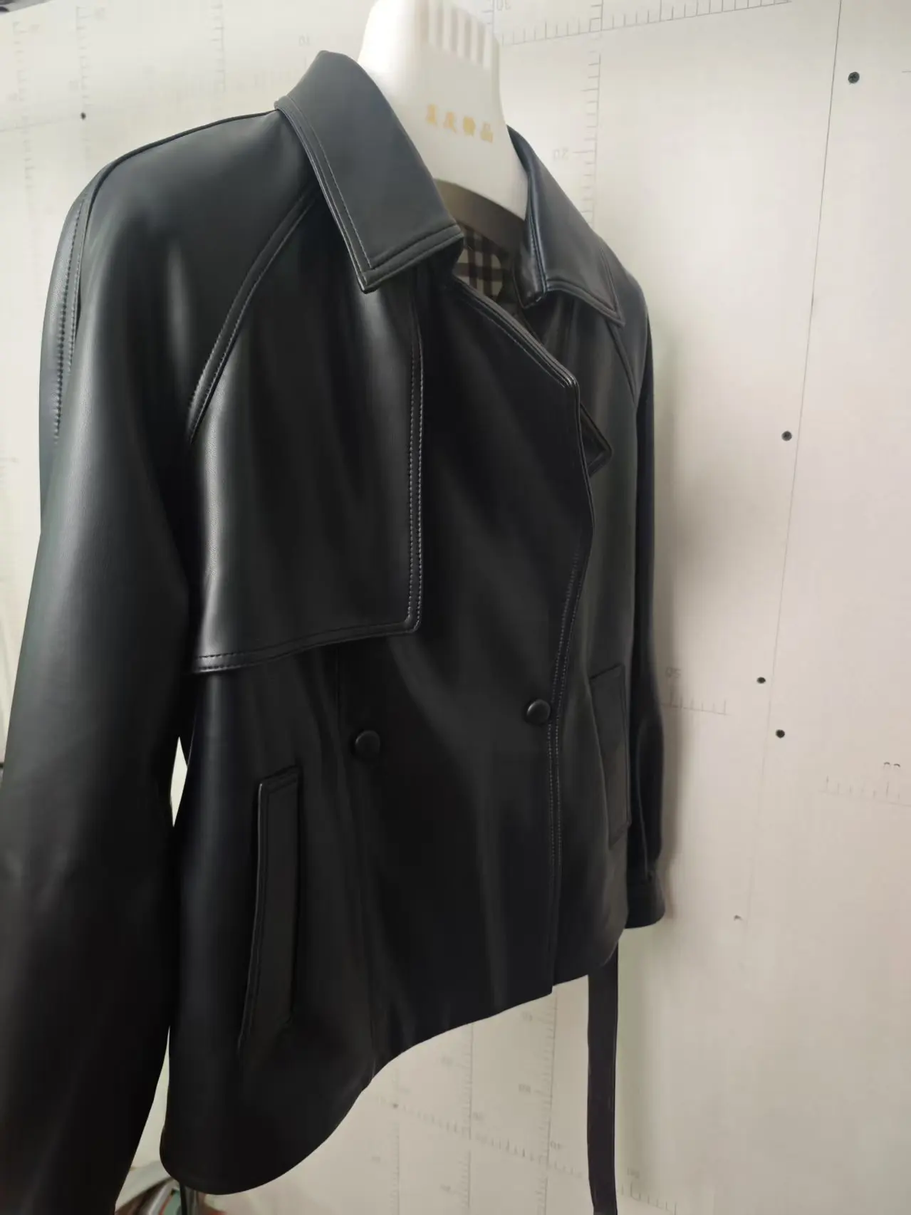 Damenmantel aus echtem Leder, kurzer Umlegekragen, luxuriöser, hochwertiger Herbst-Wintermantel für Damen