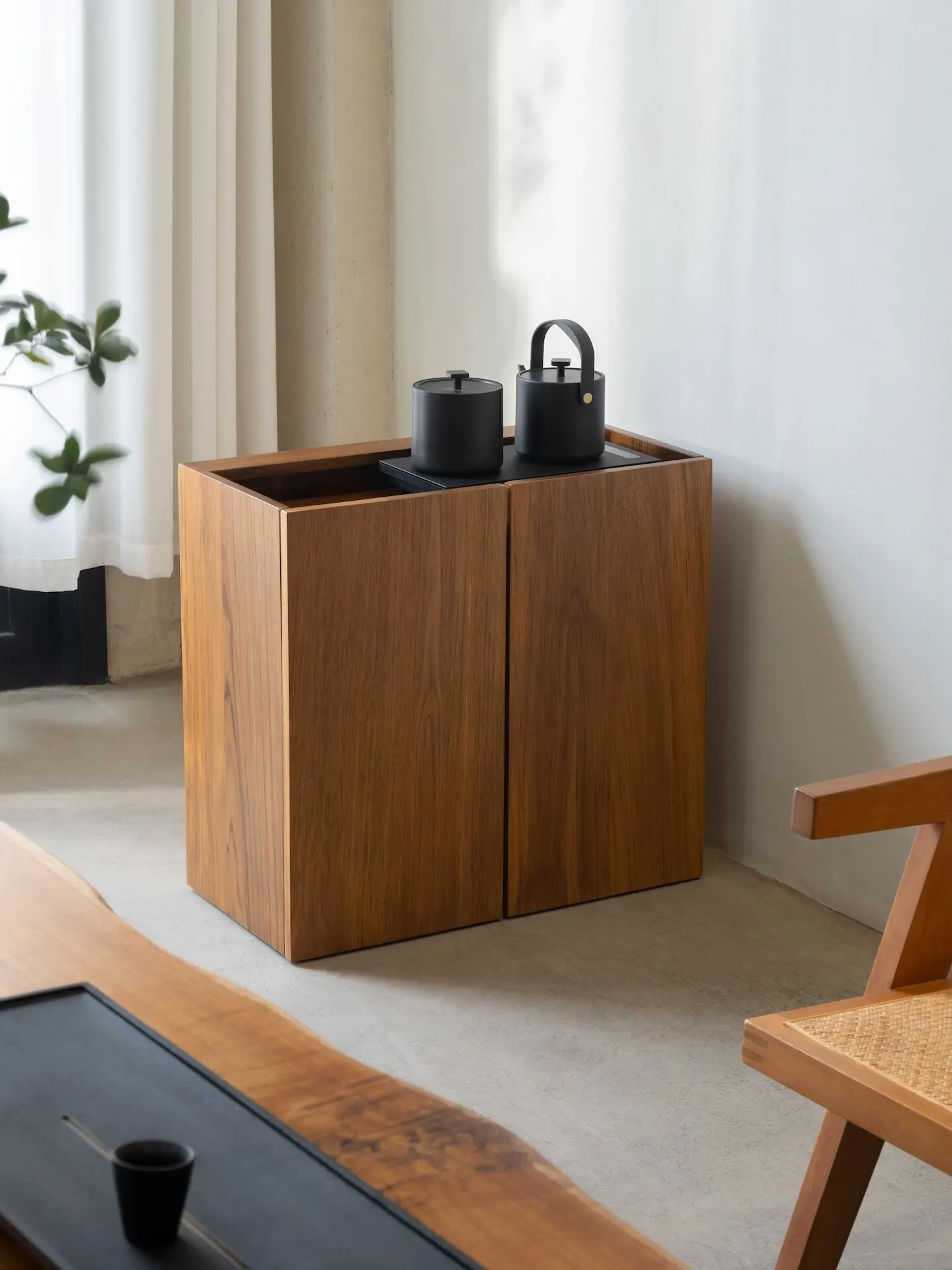 

Средневековый мобильный чайный шкаф из массива дерева цвета Майярд, с кромкой из тика Мьянмы