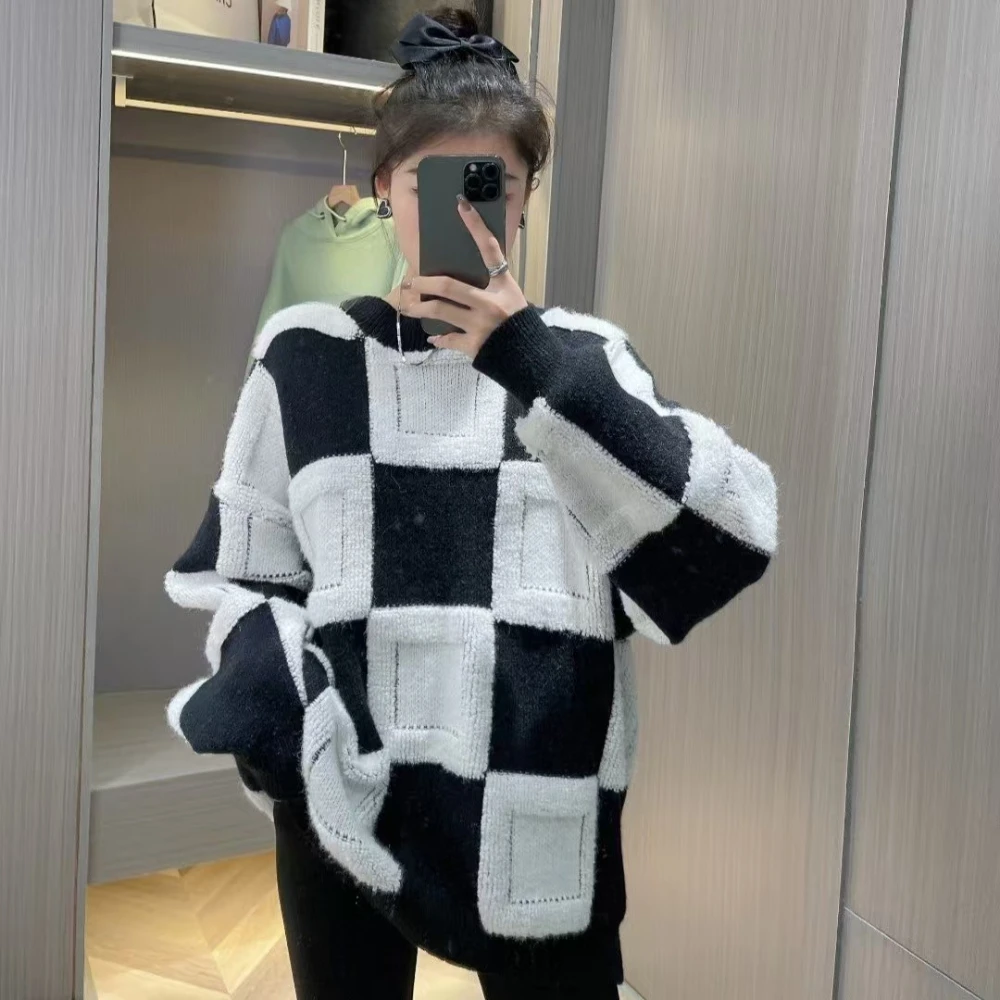 

2024 Fashion Street Personalized Loose Chessboard Pattern Thickened Round Neck Long Sleeve Knitted Sweater for Women