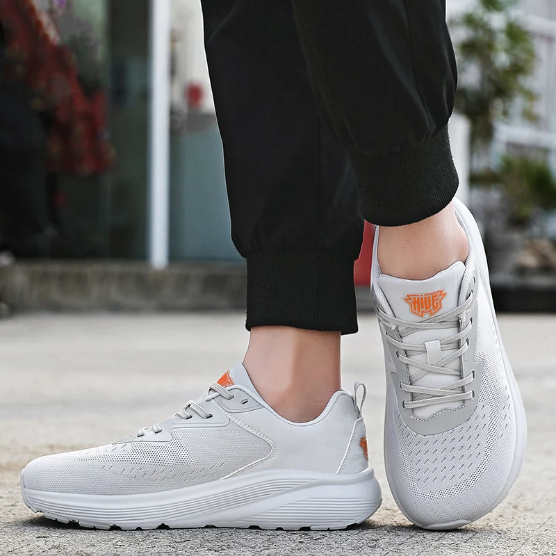 Sepatu olahraga kasual unisex fashion empat musim baru nyaman outdoor anti selip penambah tinggi bernapas sepatu lari