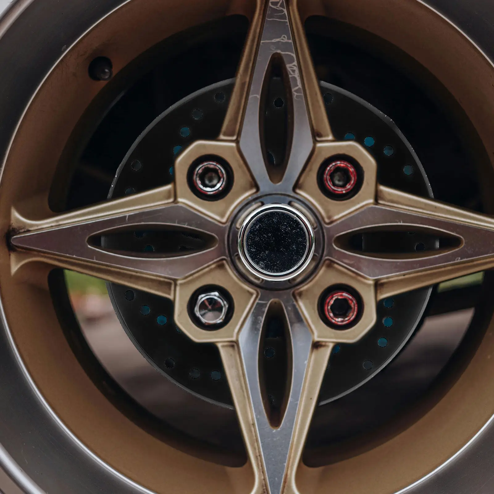 

1 пара защитных колпаков для тормозных дисков из алюминиевого сплава для модификации автомобилей, быстрая установка, универсальный аксессуар для защиты дисковых тормозов