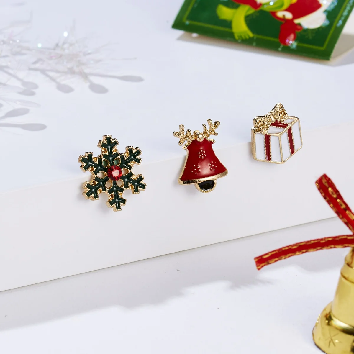 3Pcs/Set Merry Christmas Brooches For Women Men Cute Cartoon Snowflake Bells Gift Box Snowman Deer Xmas Tree Enamel Pins Jewelry