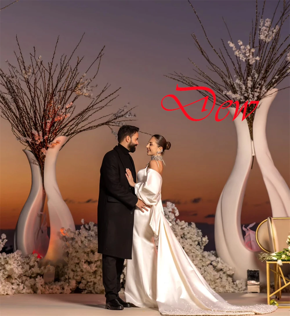 カスタマイズされた高品質ホワイトサテンブライダルドレスシンプルなスクエアカラースパゲッティストラップウェディングドレスチャペルトレインバックレスドレス