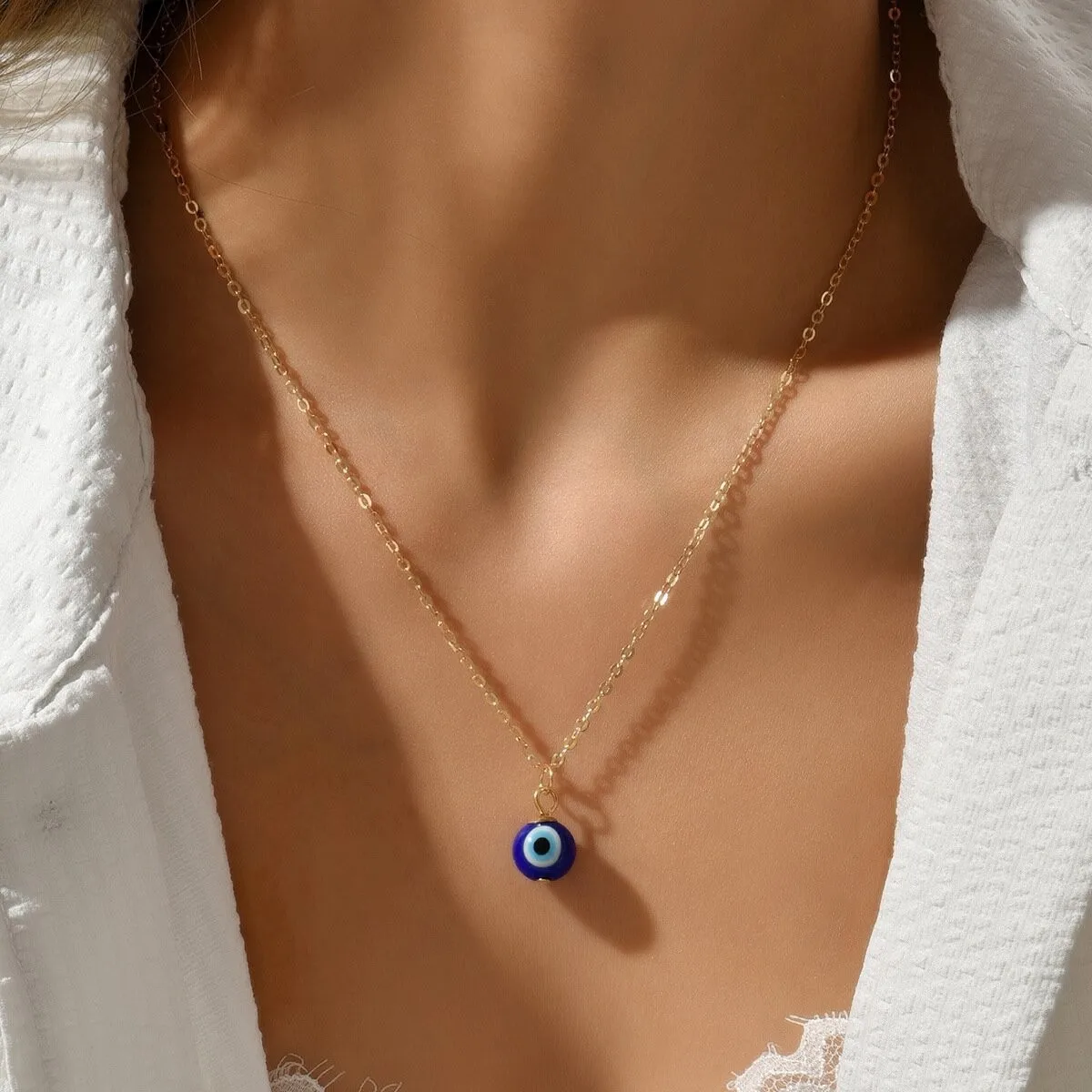 Ethnische, trendige, minimalistische, vergoldete Teufelsaugen-Halskette aus Edelstahl, runde blaue Evil Eyes-Anhänger-Halskette für Frauen