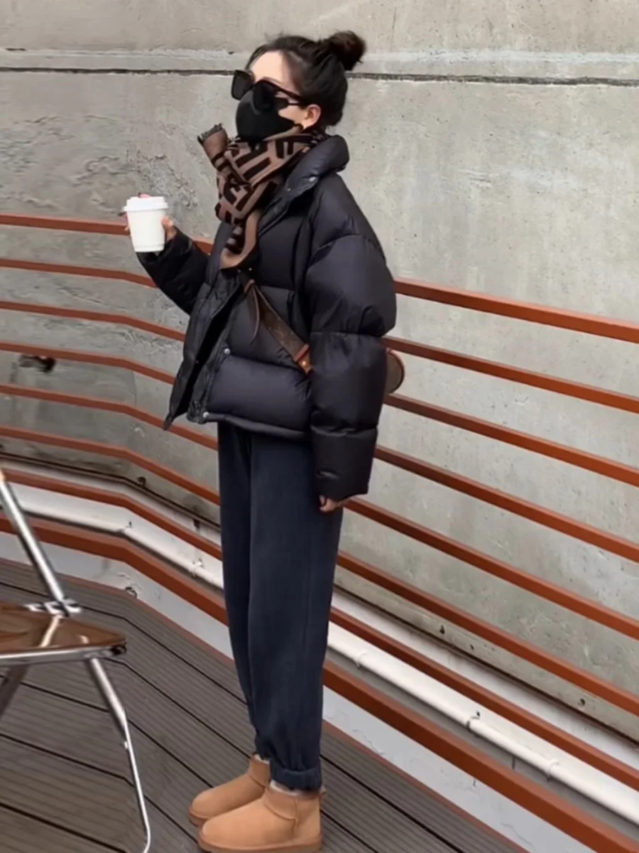 

Черная короткая женская пуховая куртка-пуховик, маленький размер, зимняя, новая, свободного кроя, стройнящая, с наполнителем из белого утиного пуха, в корейском стиле, прямого силуэта.