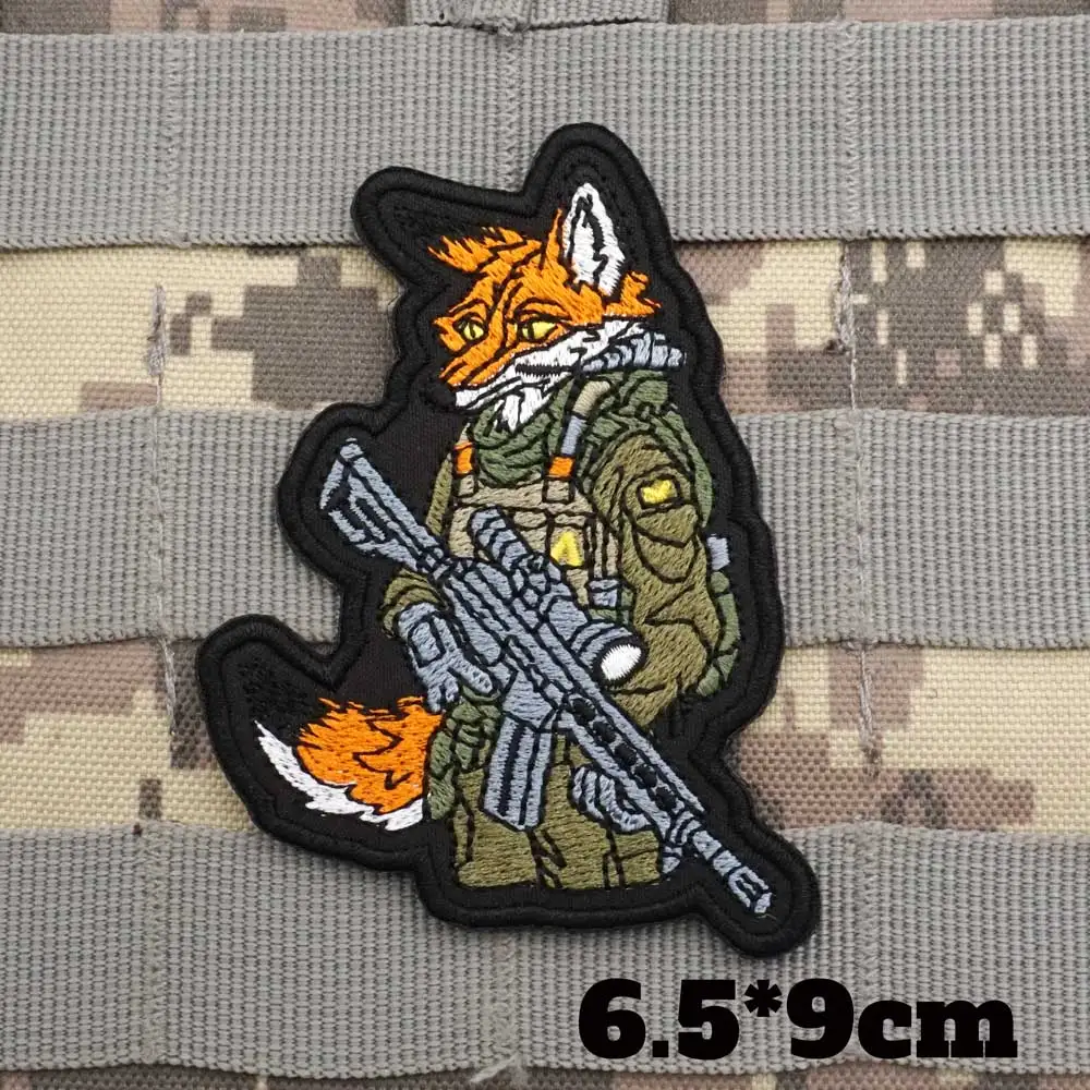 AA132-1 fox with gun EMBROIDERY PATCH