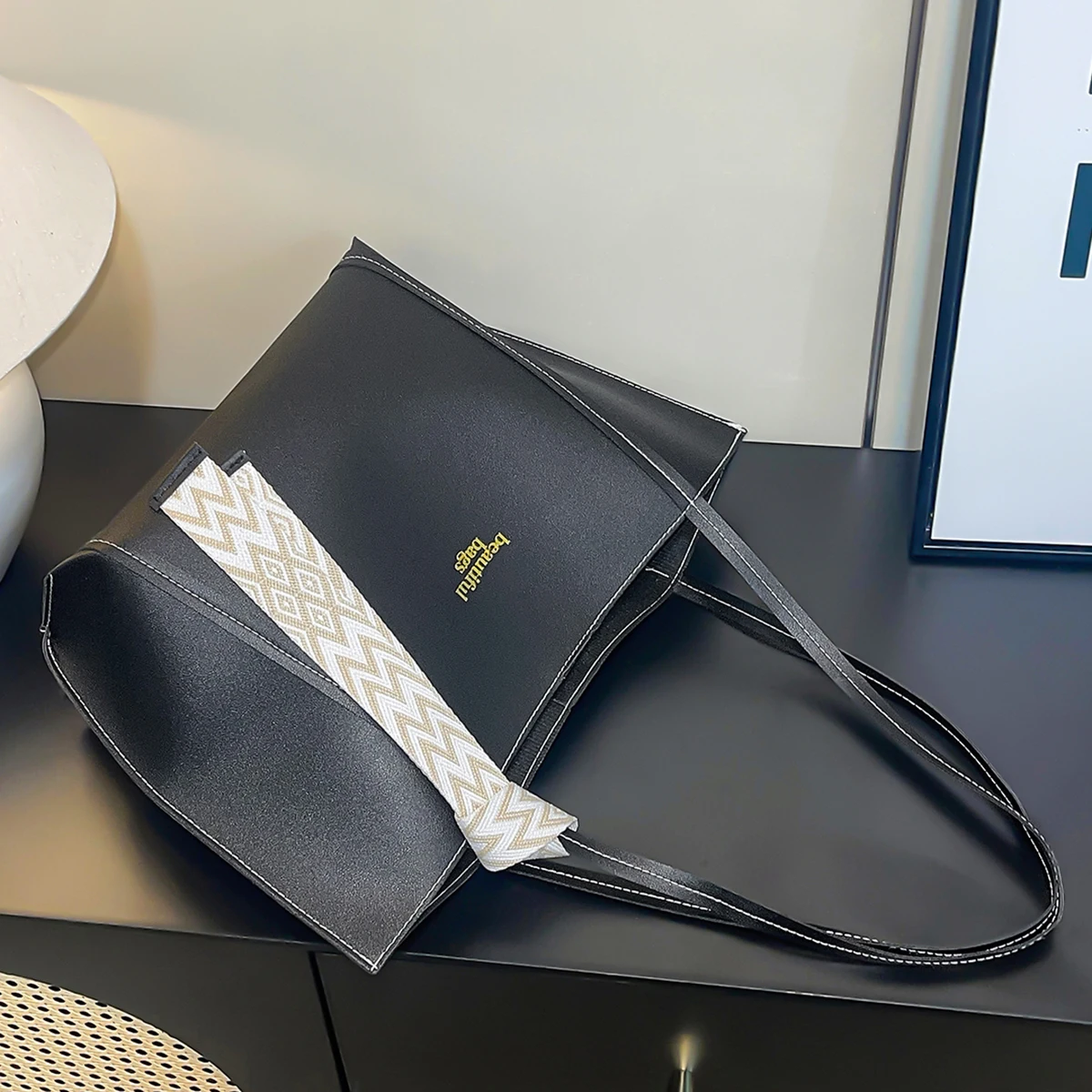 حقيبة يد نسائية عصرية ورائعة ذات سعة كبيرة مع خياطة على الطراز المصمم وحقيبة يد بكتف واحد