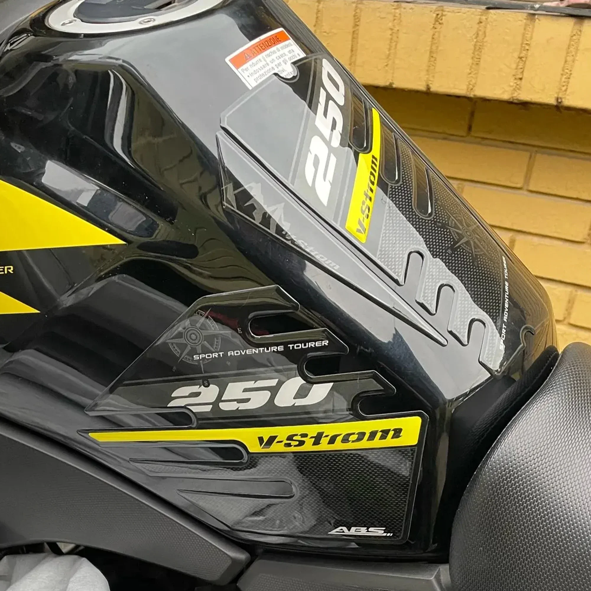 فستروم 250sx لسوزوكي فستروم DL 250 SX 250SX مغامرة خزان وسادة واقية القبضات ملصقات الغاز زيت الوقود عدة الركبة