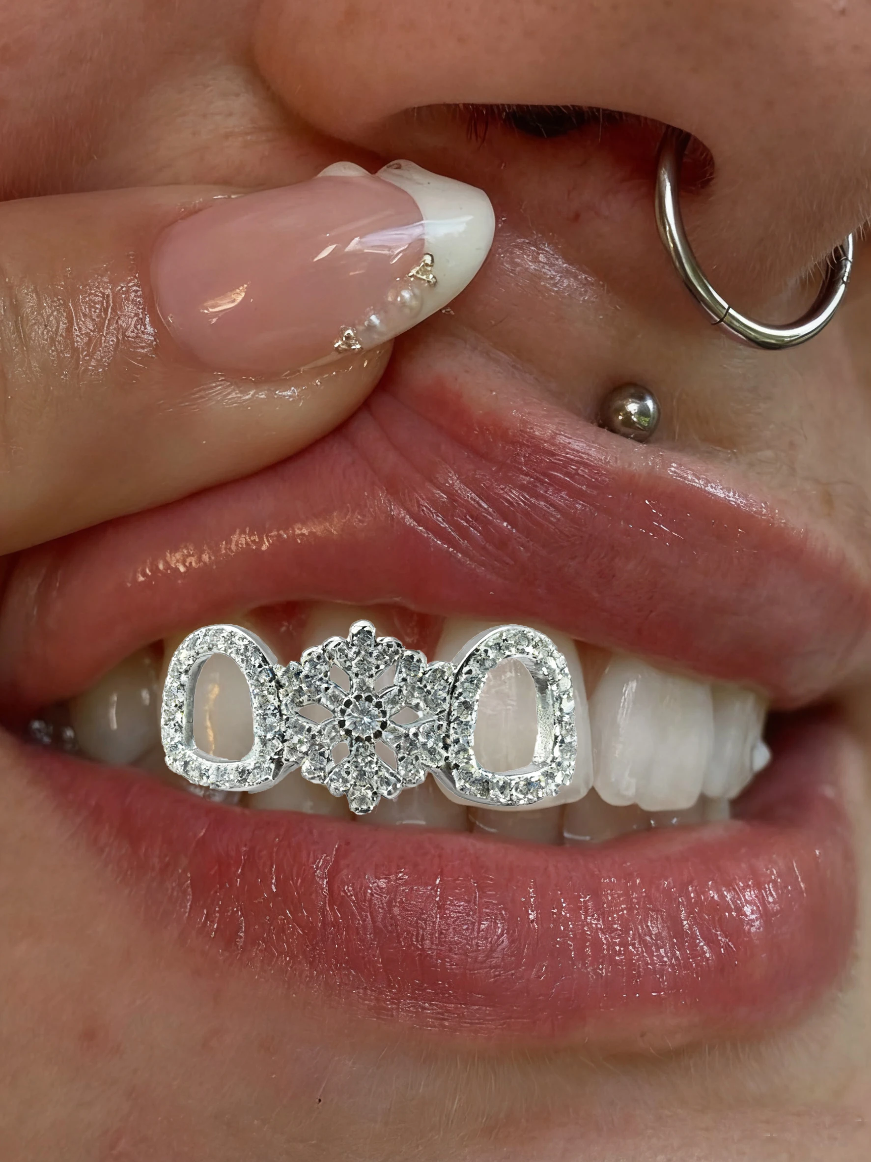 Una elegante griglia in rame con zirconi sintetici cubici intarsiati, griglie a 3 denti con set cavo adatte per lo stile hip-hop