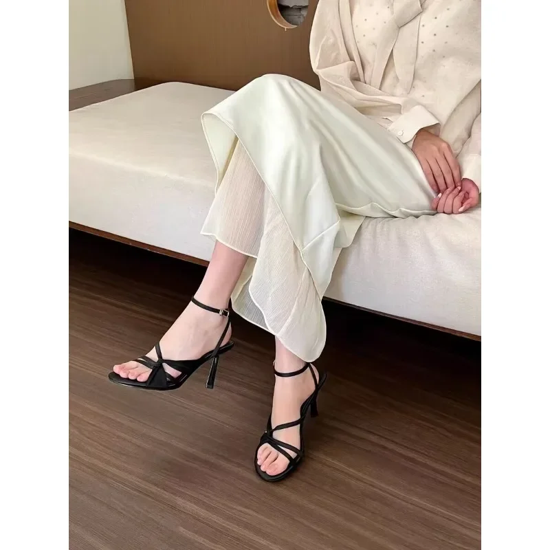 عالية الجودة الشريط عالية الكعب 2025 فستان جديد خط واحد مشبك رقيقة عالية الكعب الصنادل الفرنسية المفتوحة تو جوفاء أحذية نسائية #3