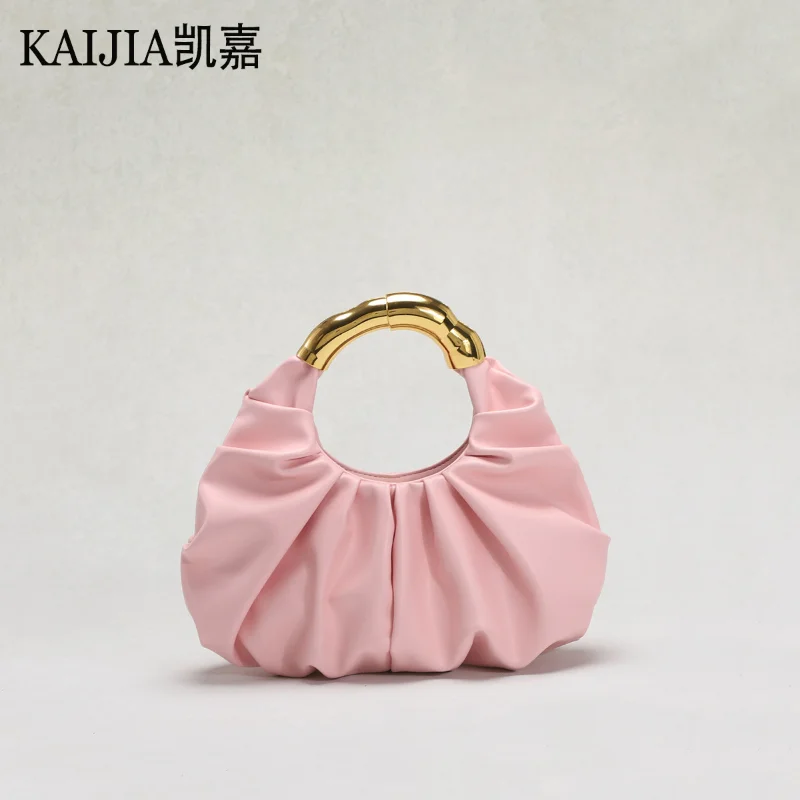 

Новая сумка Cloud 2026: плиссированный дизайн, эффект мятой ткани, металлическая ручка, высококачественная, простая, элегантная.