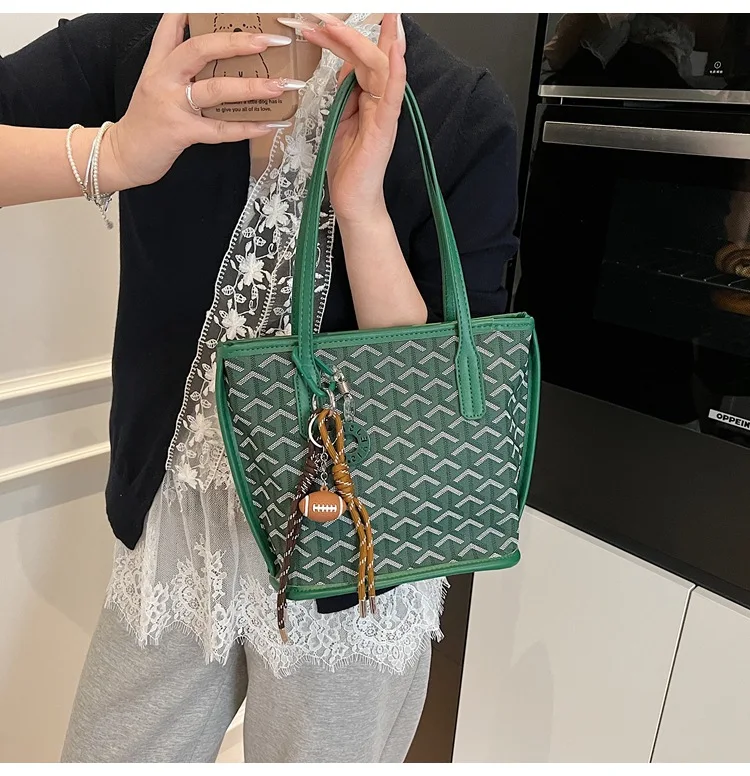 

Модная сумка осень 2023 года — сумка через плечо с геометрическим тиснением, просторная легкая сумка для ежедневного использования, стильная женская незаменимая сумка