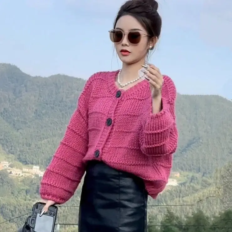 2025 Retro Einfarbig Strickjacke Pullover frauen Herbst Neue Stil Faul Lose Wind Weiche Klebrige Mode Top