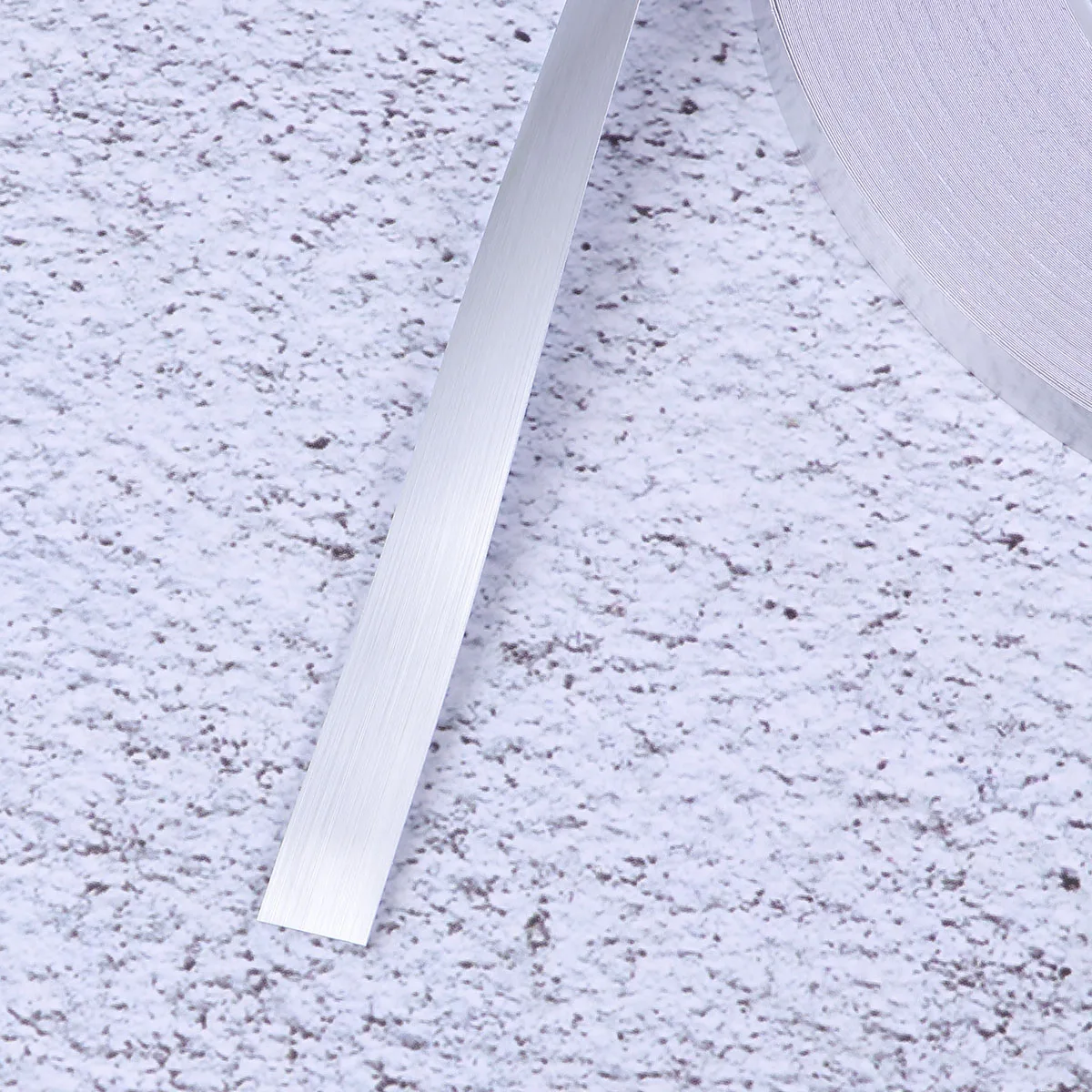 1 Stück silbernes wasserdichtes Fliesenband, selbstklebendes Fliesennahtfüller, 1 cm x 5 m, leicht zu schneidendes dekoratives Bodendichtungsband für Badezimmer und Küche