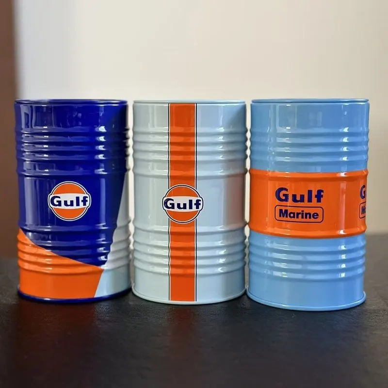 Auf Lager: Gulf Oil Rennwagen-Mikromodell in Eisenbox – Szenerie für Schreibtisch, Aufbewahrungstank, Heim- und Gartendekoration