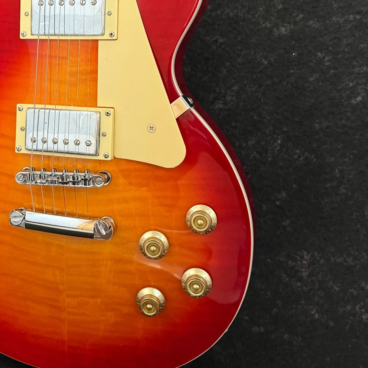 Kirschrote Sunburst E-Gitarre mit Kleinem Schlagbrett, Goldenen Mechaniken, Mahagoni-Korpus, LPGUI HH-Tonabnehmer, Cutaway-Korpus und Palisander-Griffbrett