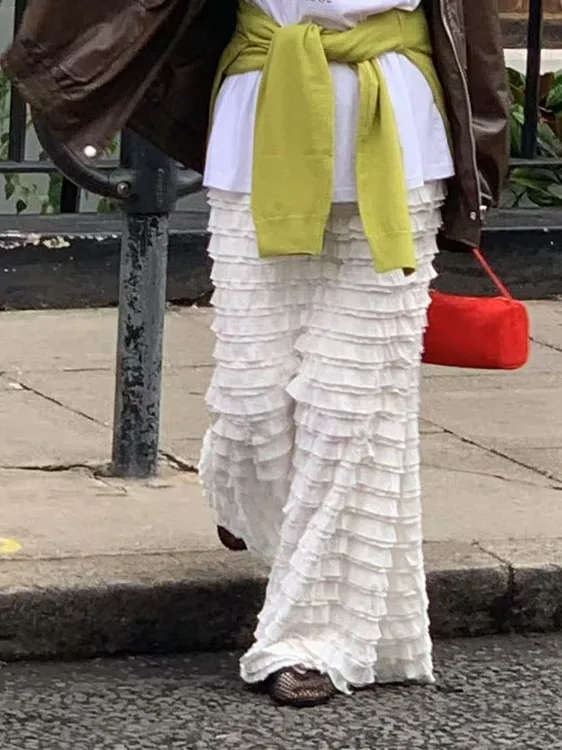 กระโปรงทรงเอไลน์ยาวปานกลาง แต่งขอบลูกไม้สีขาว เอวสูง ทรงเข้ารูป สไตล์แฟชั่นผู้หญิง ให้ความรู้สึกหรูหรา