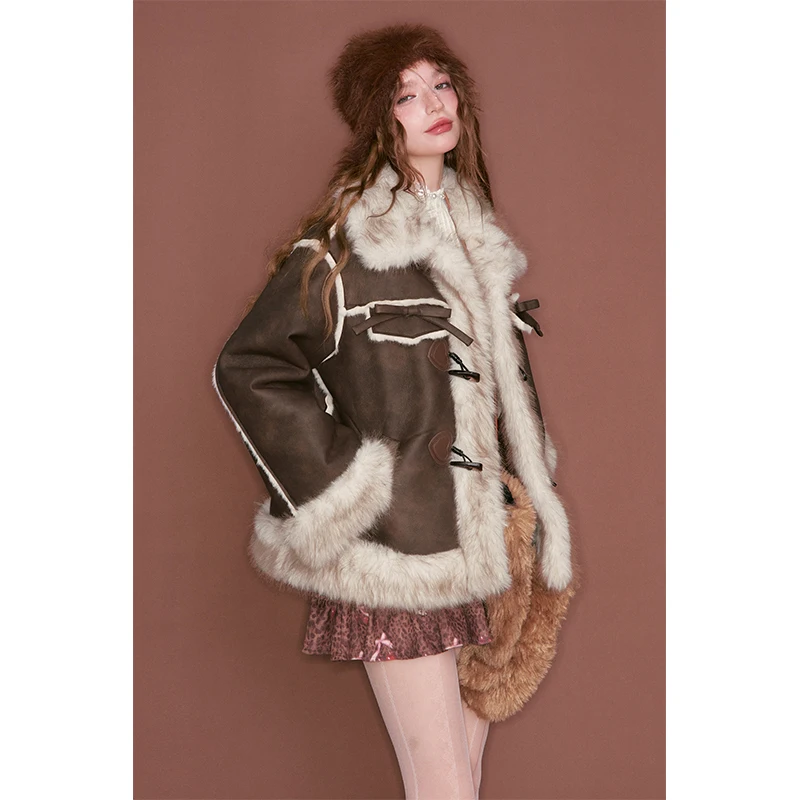سترة ELFSACK Y2K من جلد البولي يوريثان بياقة من الفرو الصناعي وزر تبديل من الصوف الصناعي للنساء