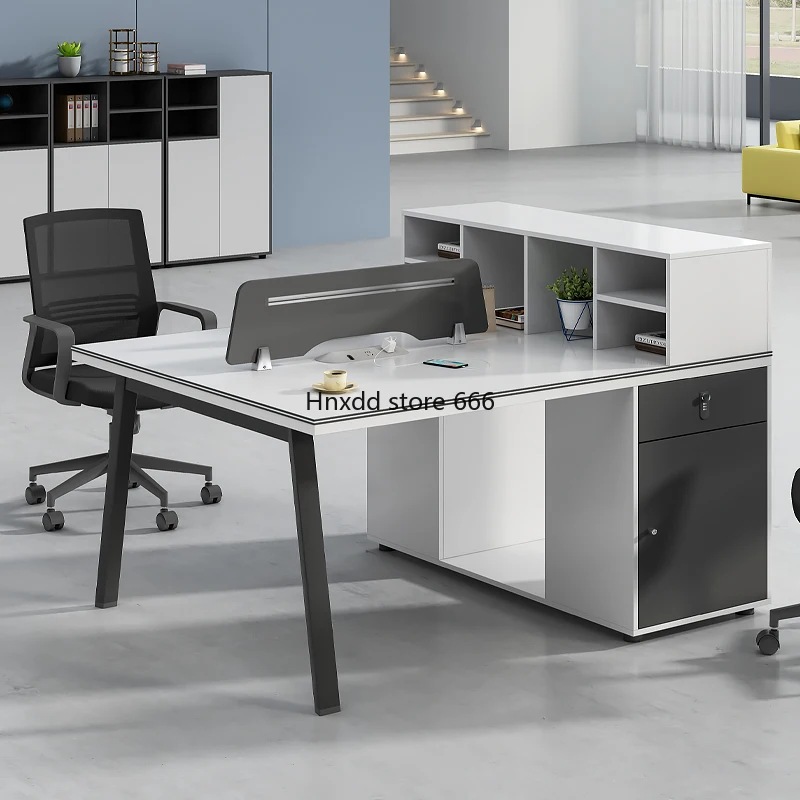 Простой современный стол для персонала, сочетание планшетов и стульев