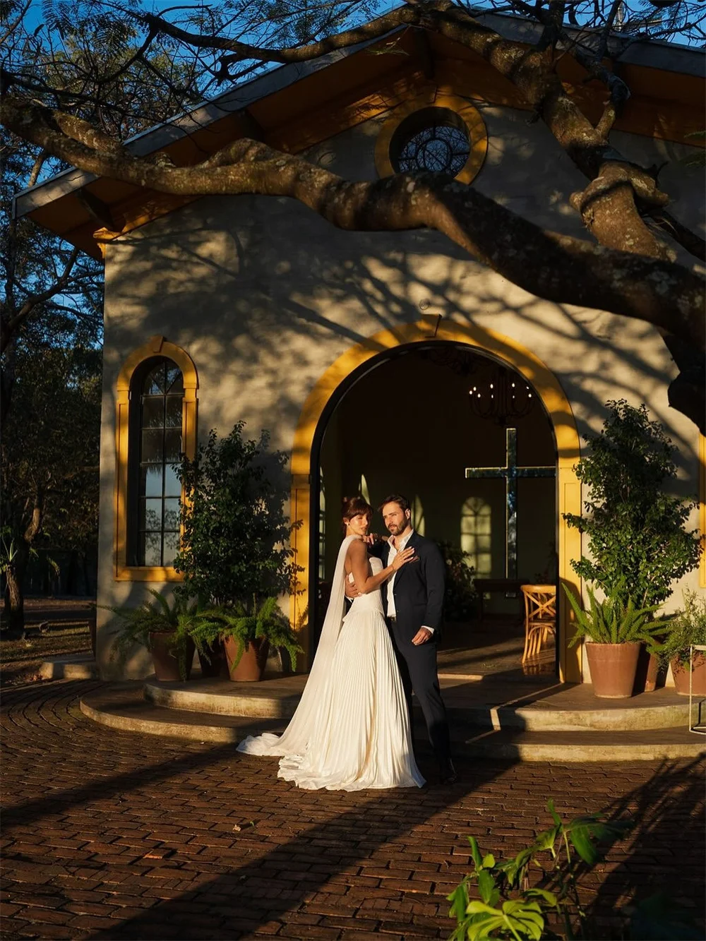 Tokyo Customized White Strapless Wedding Dresses Sleeveless Pleated Court Train Bridal Gown 2025 Elegant A-Line Wedding Gown