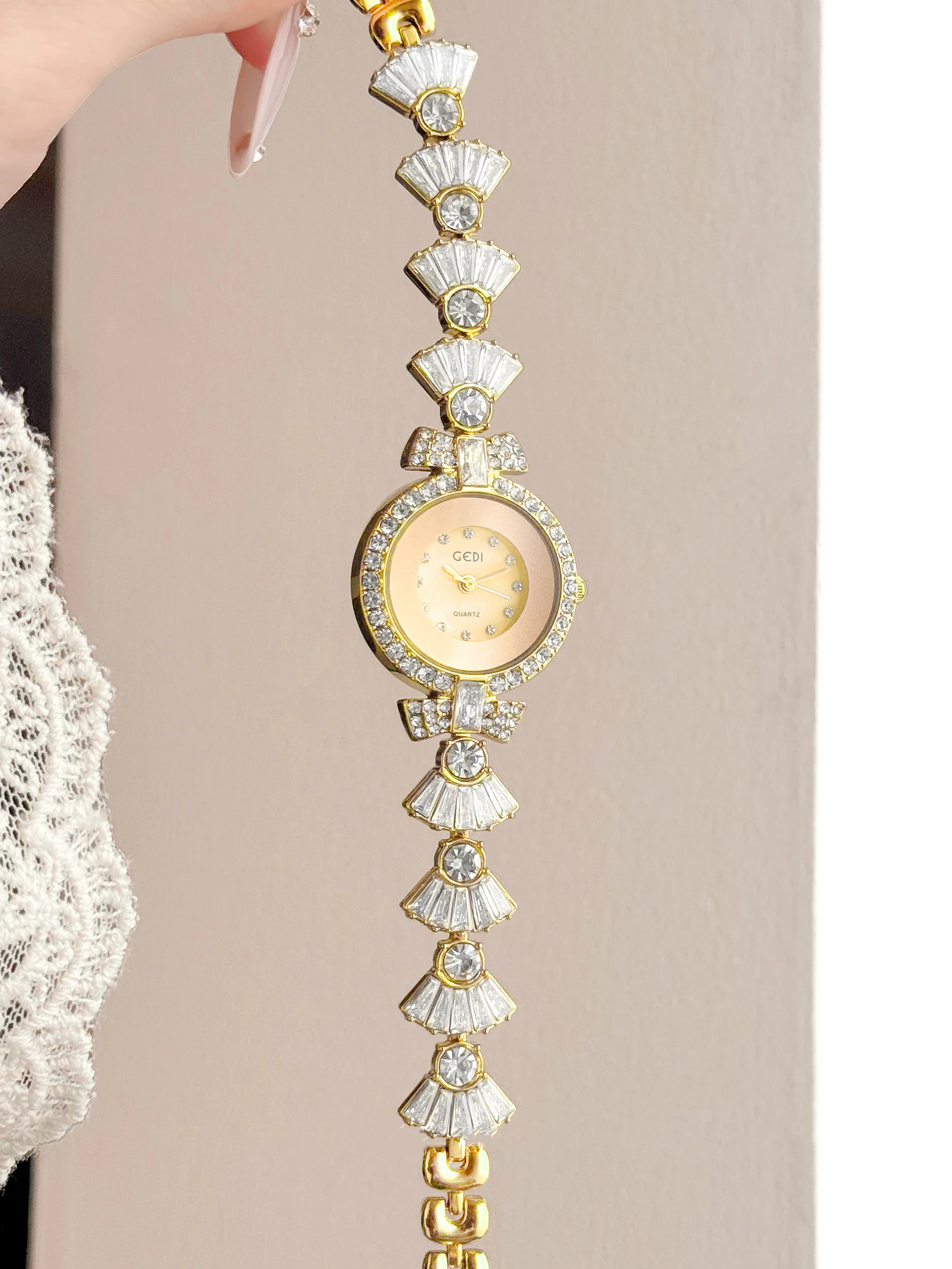 

Luxury-inspired Women's Diamond-studded Bracelet Watches Fashionable Small-dial Quartz Watch Elegant Ladies' Timepiece Gift