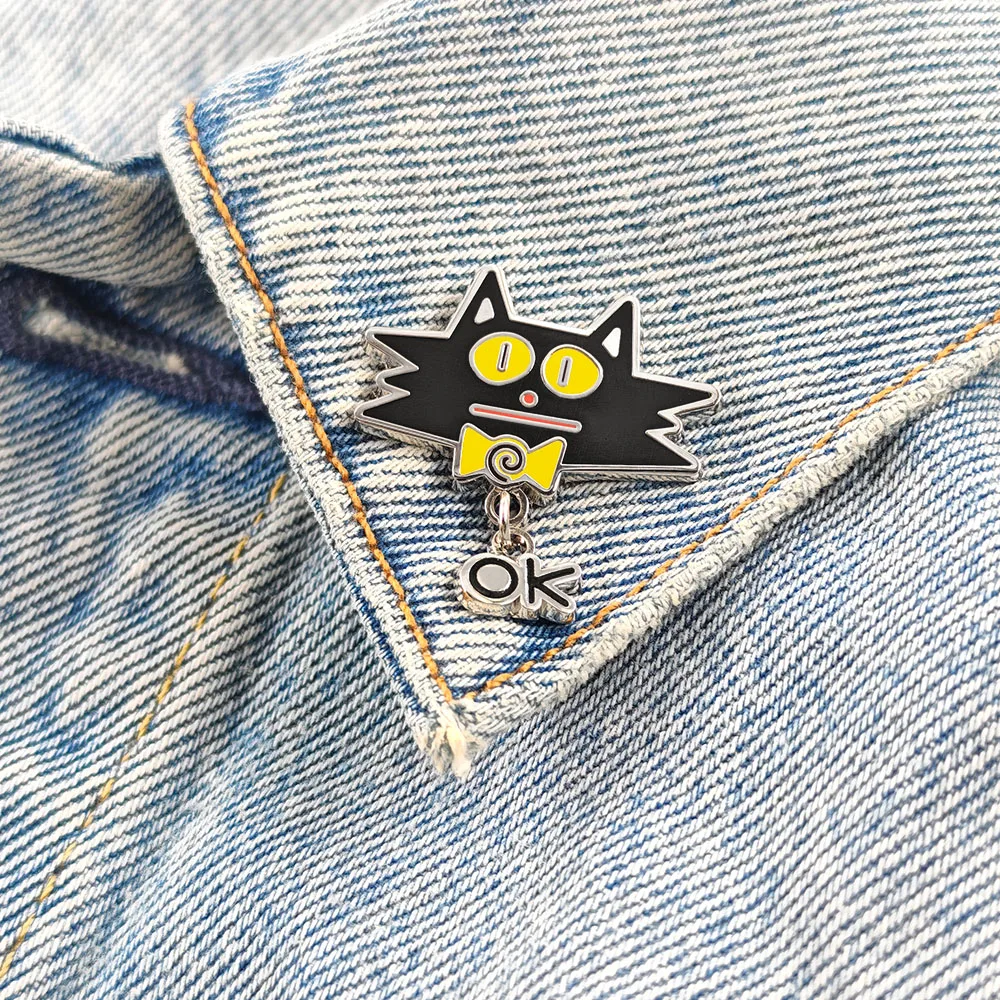 Lustige Schwarze Katze OK Emaille-Pins mit hängenden Buchstaben-Broschen, sarkastisches Meme-Metall-Abzeichen, Rucksack-Revers-Pin, Schmuckgeschenk – Detail 6