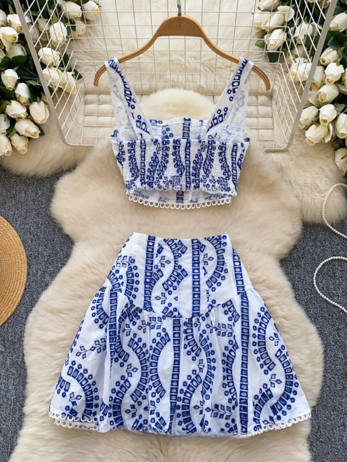 

Spicy Girl Embroidered Hollow Design Small Size Women's Set Strapl Crop Top + High Waist Slimming Skirt