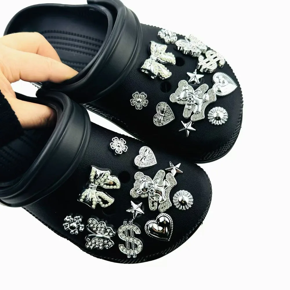 22-teiliges Sommer-Mode-Schuh-Charms-Set, Zubehör für Clogs, Schuhschnallen, silberne Diamant-, Bären-, Schmetterlings- und Nieten-DIY-Schuhdekorationen – Detail 4