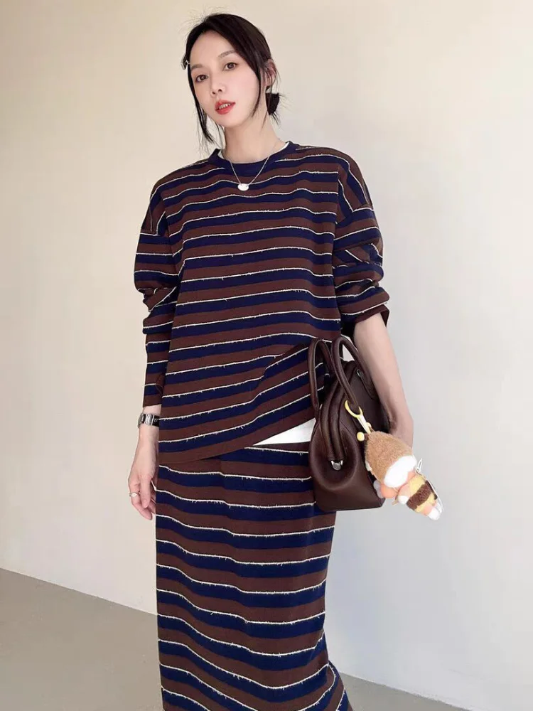 Damski zestaw dwuczęściowy w paski z okrągłym dekoltem, luźny krój, kontrastowe kolory, styl koreański, prosta spódnica, komplet casualowy.