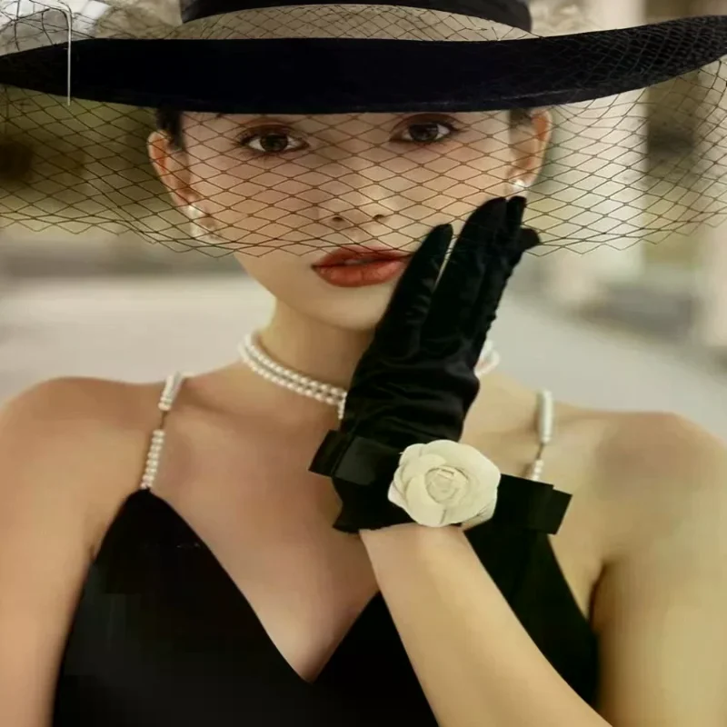 جديد قفازات الساتان الأسود المخملية مع كاميليا مطاطا قفازات كاملة الأصابع الزفاف أنيقة قصيرة قفازات المعصم جهاز تدفئة محمول هدية