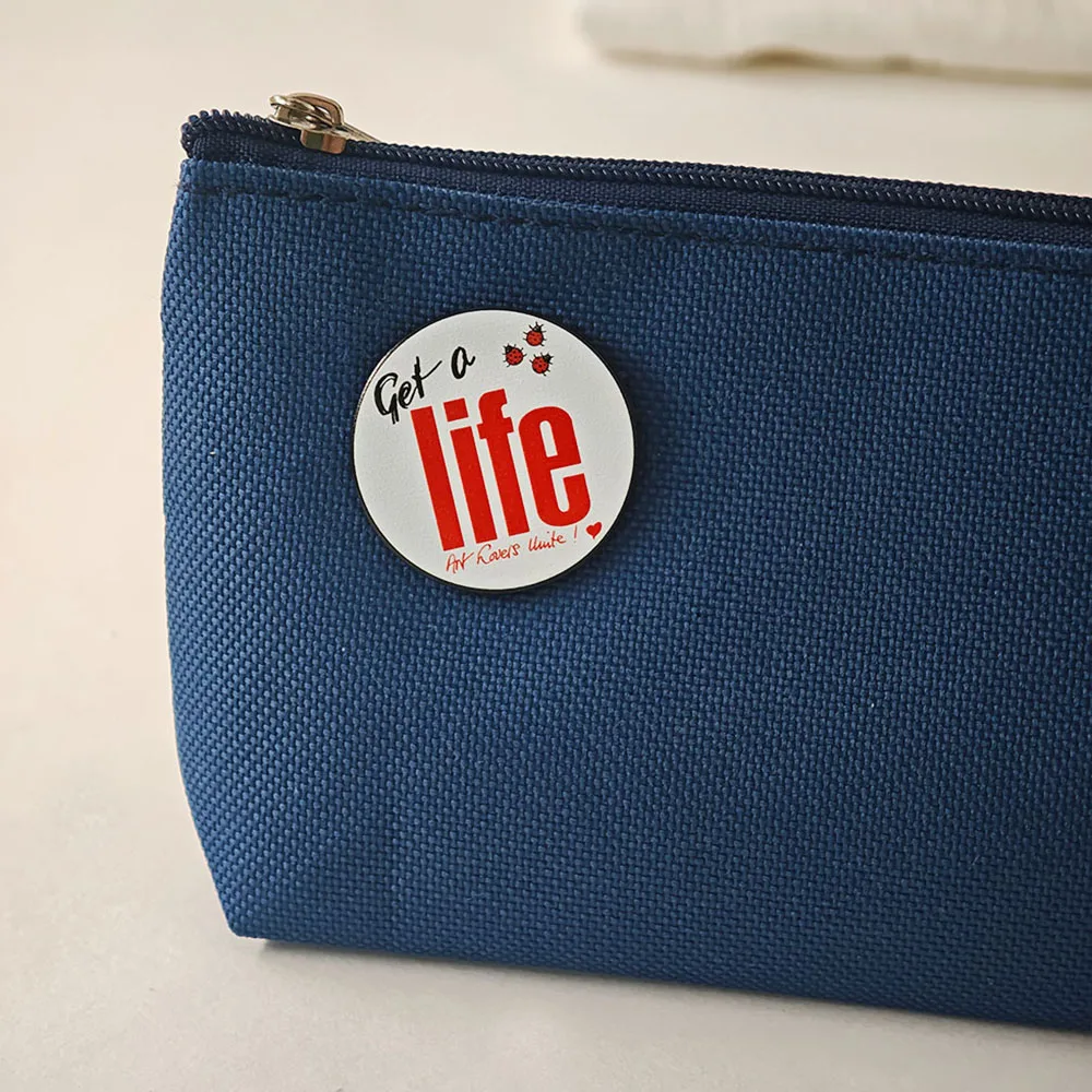 Gilbert George Get A Life Emaille-Pins Kunstliebhaber vereinen sich Broschen Niedliche Marienkäfer Metall-Abzeichen Kleidung Rucksack Deko Schmuck Geschenk – Detail 10