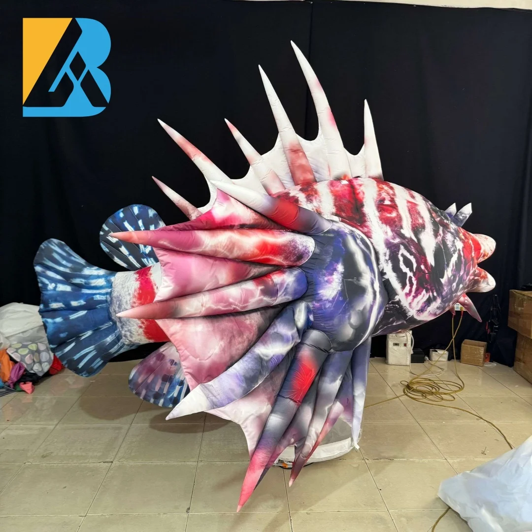Design di pesci colorati gonfiabili giganti su misura sul terreno per il giocattolo della decorazione della palcoscenico della celebrazione del giorno annuale