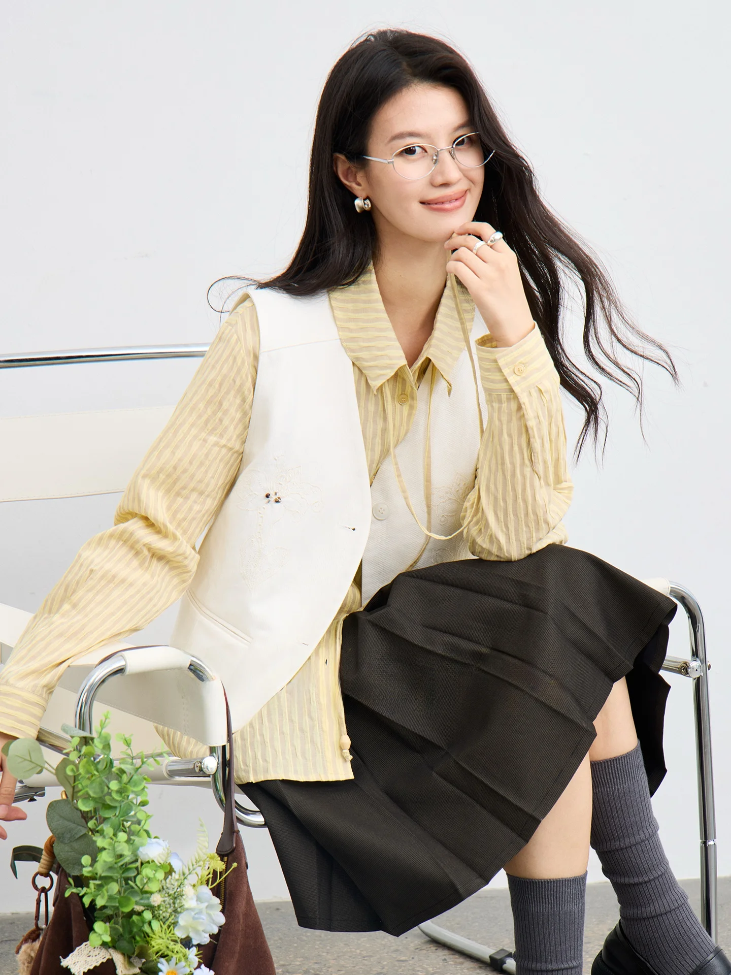 

Unique Fashionable Embroidered White Denim Sleeveless Cardigan Women's Vest Spring Summer New Style Van Xian Chinese Style