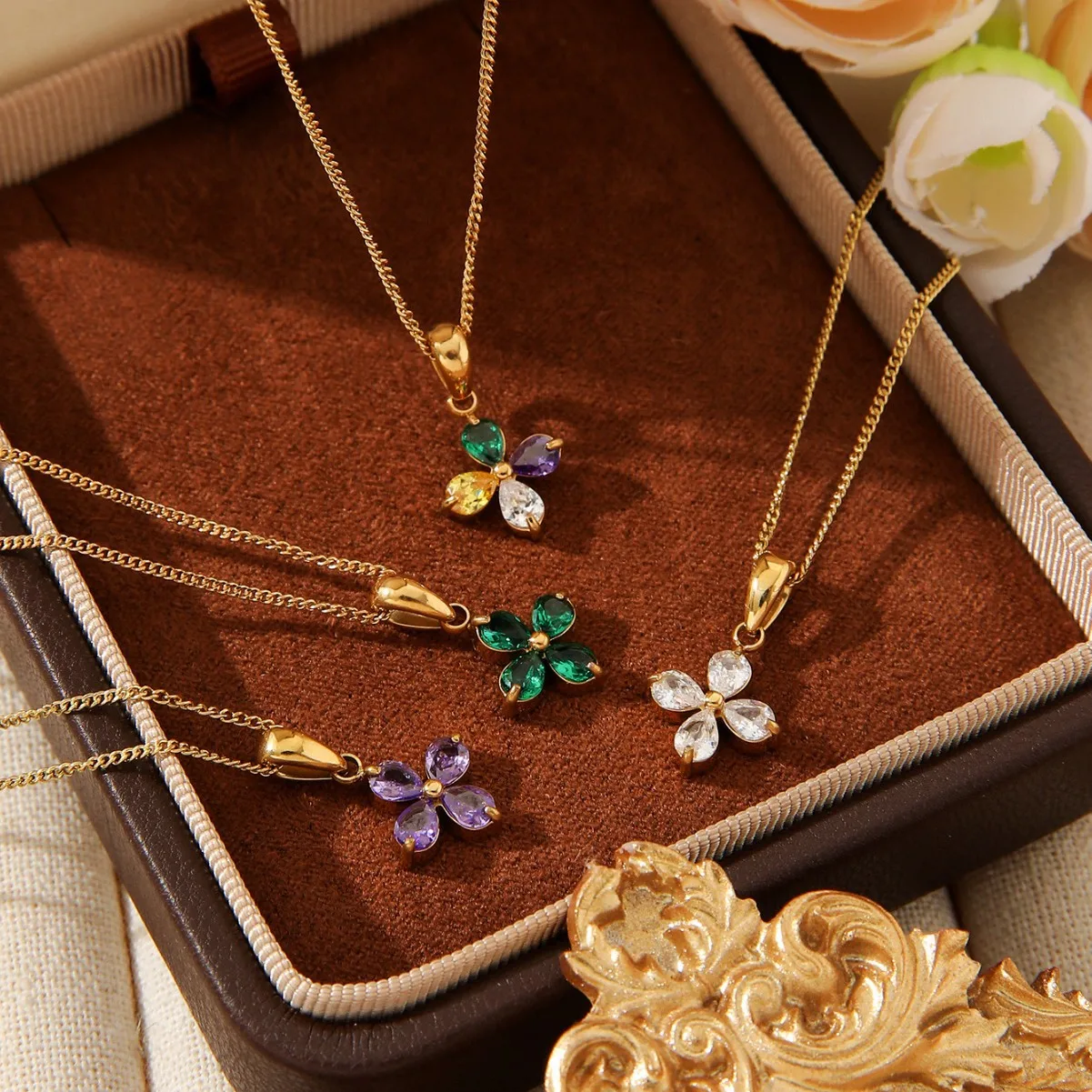 

Elegant Fashionable Golden Pendant Necklace Stainless Steel Female Four-Leaf Clover Flower Necklace Colorful Chain Pendant Gifts