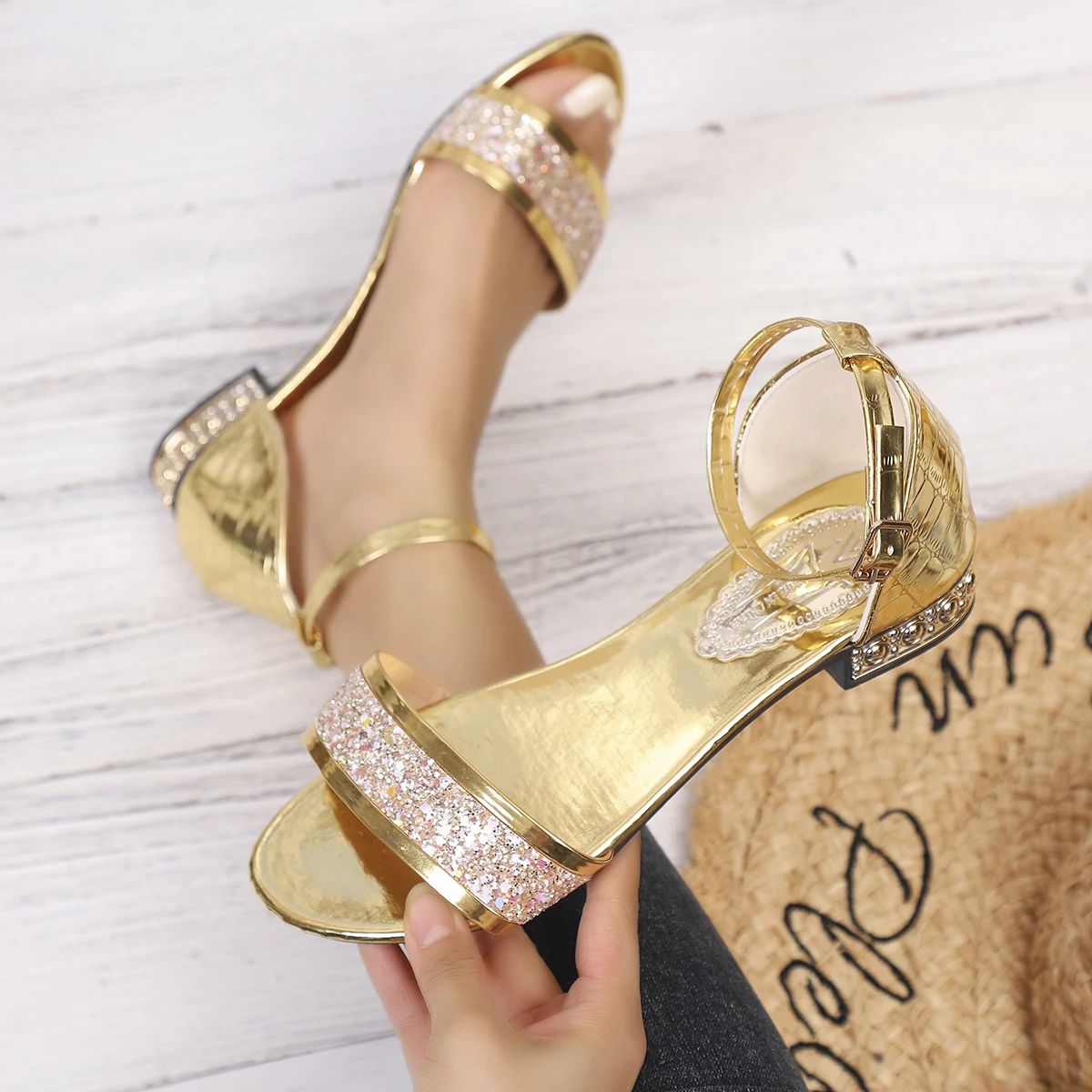 

Модные женские сандалии: трендовые золотые туфли на низком каблуке, повседневная обувь, летние легкие сандалии с открытым носком, дизайнерские уличные люксовые женские туфли