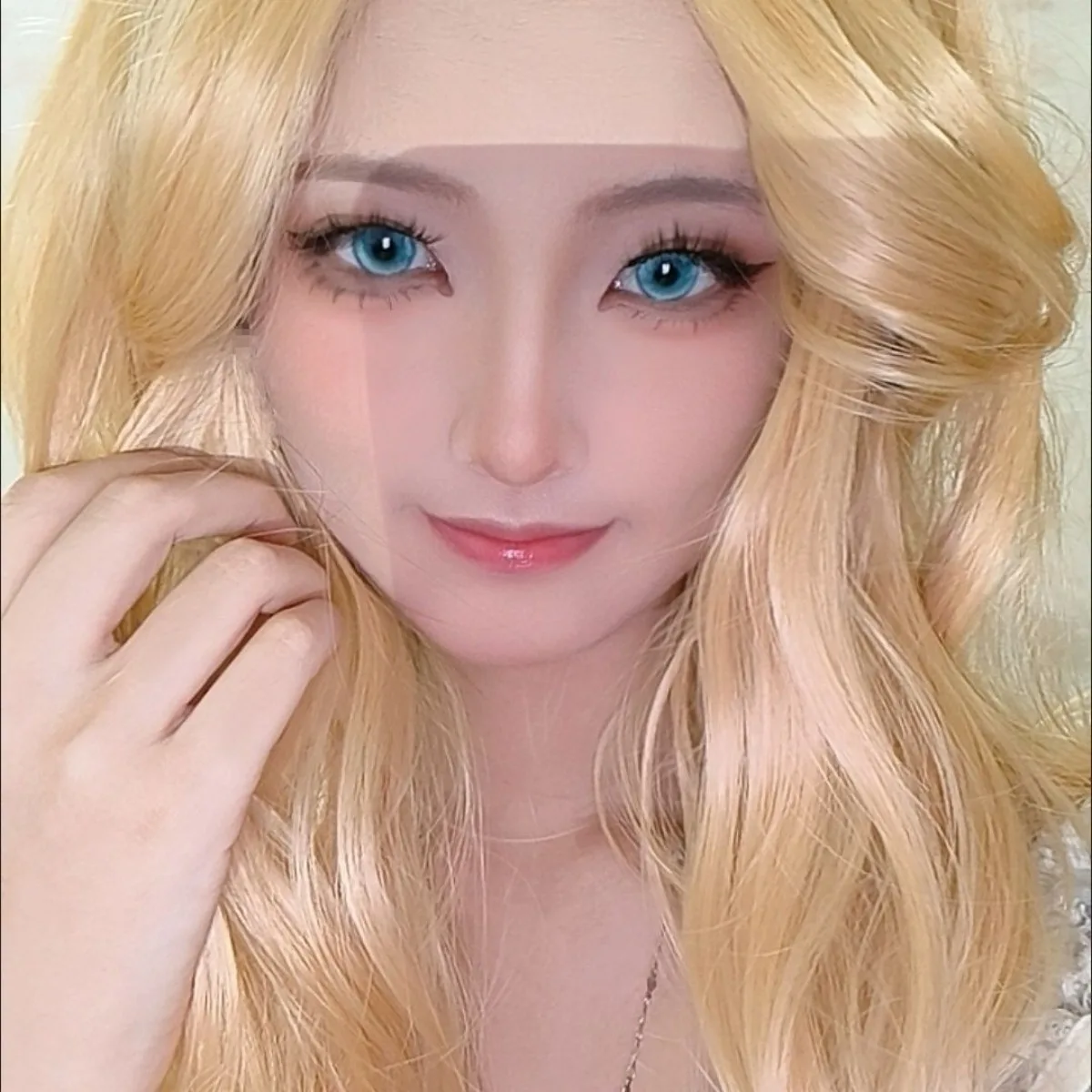 أزياء روز شعر مستعار تأثيري | تجعيد الشعر الأشقر الاصطناعية المقاومة للحرارة مع الانفجارات المركزية المقطوعة #1