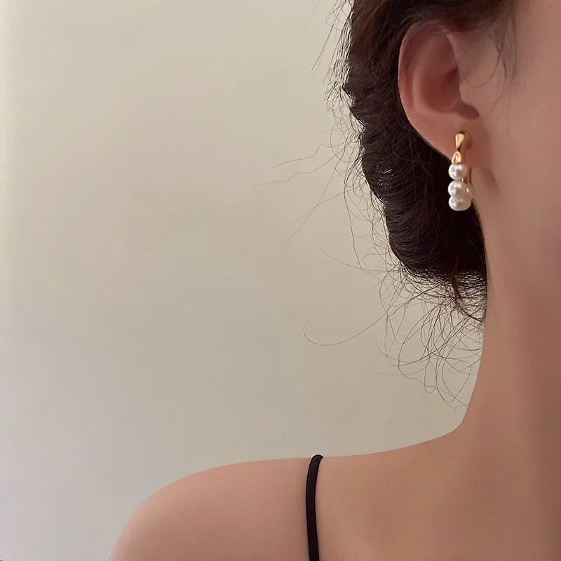 Simple Delicate Gold‑Tone Pearl‑Inlaid Hoop Earrings for Women, Fashion Ear Jewelry, Versatile Daily‑Party‑Ready Accessory, Ideal Gift for Her
